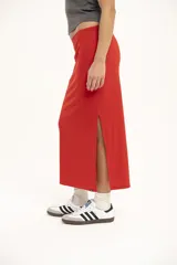 Falda midi negra de corte recto.