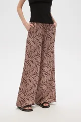 Pantalón ancho de poliéster y viscosa con estampado multicolor y calce alto.