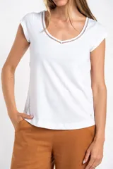 Remera blanca de algodón con escote en V y detalle de puntilla en el borde.