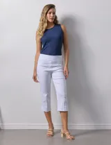 Pantalón capri blanco de gabardina elastizada, marca Ruby Rd. Con pretina ancha elastizada, bolsillos delanteros simulados y bolsillos traseros aplicados.
