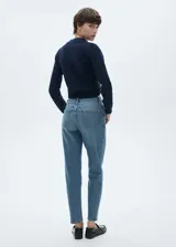 Pantalón de jean celeste de tiro alto, corte mom fit y largo al tobillo.