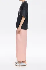 Pantalón tobillero de algodón de corte recto color rosa, con cierre frontal de corchete oculto y cremallera, pinzas en la parte delantera y presillas de tela. Presenta bolsillos diagonales delanteros y bolsillos traseros con vivo.