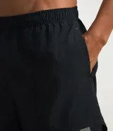 Bermuda deportiva masculina de poliéster, modelo running, color negro. Posee cintura elástica con ajuste interno, sin estampa y bolsillo trasero con cremallera.