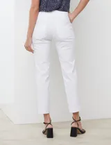 Pantalón de gabardina elastizada color azul marino, marca Ruby Rd. Tiro alto, corte recto, largo al tobillo, pretina ancha, bolsillos delanteros simulados y bolsillos traseros aplicados.