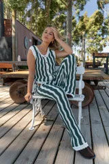 Conjunto tejido de top sin mangas con botones y pantalón largo acampanado, con rayas verticales verdes y blancas.