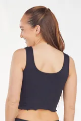 Top gris de rib con breteles gruesos y volado en el ruedo.