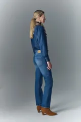 Pantalón de jean azul de tiro alto, con elastano, lavado localizado con bigotes y pierna recta.