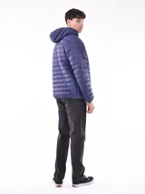 Campera puffer color marrón con capucha y cierre frontal. Diseño acolchado horizontal.