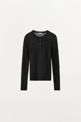Camiseta negra de manga larga con cuello redondo y cierre frontal con botones.
