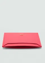 Porta documentos color fucsia con efecto safiano y logo en relieve. Tiene múltiples ranuras para tarjetas y costuras decorativas.