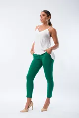 Pantalón de gabardina verde con detalles únicos, bolsillos delanteros y diseño moderno y adaptativo.