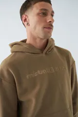 Canguro polar color bordó para hombre, con bolsillos tipo canguro y logo estampado.