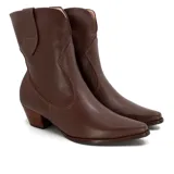 Bota texana de cuero negro, con caña media, punta fina y taco bajo. Diseño con costuras decorativas en el empeine y laterales.