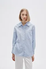 Camisa a rayas verticales rosas y blancas, de algodón, con cuello clásico y cierre frontal con botones.