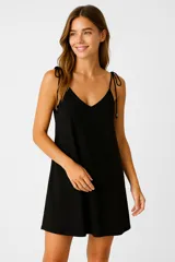 Vestido corto negro de viscosa, corte evasé y escote en V con tirantes finos ajustables.