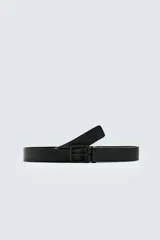 Cinturón reversible de cuero negro, con hebilla metálica cuadrada.