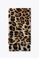Pañuelo rectangular con estampado de leopardo y terminaciones deshilachadas.