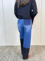 Pantalón de jean con diseño patchwork en diferentes tonos de azul y negro. Corte recto, tiro medio y sin lycra.