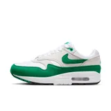 Zapatilla de mujer Nike Air Max 1 en combinación de colores verde y blanco, con diseño clásico y suela de aire visible.