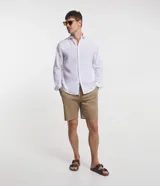 Bermuda masculina color beige de sarga, con cintura elástica ajustable con cordón y bolsillo trasero.