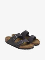 Sandalias Birkenstock Arizona de cuero sintético color gris oscuro, con dos correas ajustables con hebillas metálicas plateadas y plantilla anatómica de corcho y látex. Suela de goma EVA.