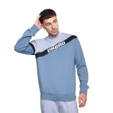 Buzo de hombre Umbro de corte clásico, con cuello redondo y mangas largas. Diseño color block en azul piedra, gris melange y negro, con logo Umbro estampado en diagonal sobre el pecho.