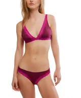 Conjunto de ropa interior color borgoña con detalles de encaje fucsia, compuesto por un corpiño triangular de algodón suave con escote profundo y una bombacha de algodón suave con laterales de encaje.