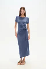 Vestido midi azul de viscosa, corte al cuerpo, manga corta y cuello redondo, con nudo lateral.