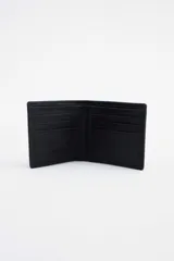 Billetera de cuero color negro con bajo relieve de la marca. Interior con múltiples compartimentos y forro de algodón en los bolsillos.