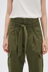 Pantalón verde oliva estilo cargo, de tiro alto, con bolsillos laterales y lazo en la cintura.
