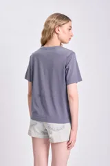 Remera gris oscuro de manga corta con estampado de tigres y texto "Born to be wild".