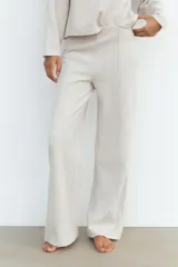 Pantalón de tiro alto color beige, con cintura elástica y pierna recta.