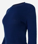 Blusa azul marino de malla texturizada con cuello redondo y mangas largas ajustadas con rib en los puños y barra.