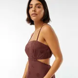 Vestido midi marrón con breteles finos, escote recto, calado con motivos florales y aberturas laterales en la cintura.