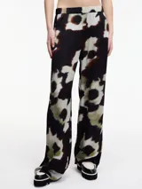 Pantalón de viscosa con estampado abstracto en tonos azul y beige, corte recto y pretina elástica.