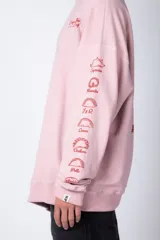 Buzo negro de corte oversize con cuello redondo y mangas largas. Presenta un pequeño logo estampado en el pecho y un diseño de empanadas y textos en la manga.