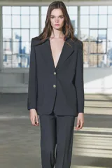 Blazer recta confeccionada en hilatura con viscosa, color gris oscuro. Tiene cuello solapa de muescas, manga larga con abertura y botones, bolsillos de plastrón en delantero, forro interior a tono y cierre frontal con botones.