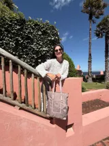 Bolso tote grande color beige claro con detalles y asas en cuero sintético marrón.