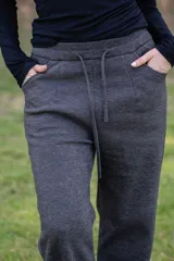 Pantalón deportivo beige con corte de pierna recto, pretina elástica y cuerdas de ajuste.