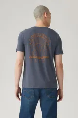 Remera azul de manga corta con cuello redondo y estampado pequeño en el pecho.