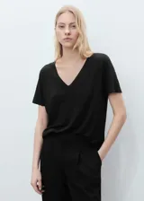 Camiseta negra de manga corta con cuello en V y tejido fluido.