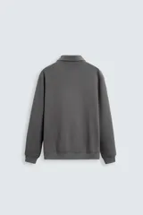 Polo manga larga negro de algodón con elasticidad y estructura. Cuello solapa con cierre frontal de botonadura y acabados con rib.
