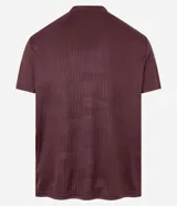 Remera deportiva de manga corta y cuello redondo, color beige claro, con textura acanalada vertical. Presenta detalles reflectantes en los hombros.