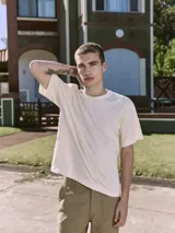 Remera color crema de manga corta y cuello redondo con estampa en la espalda con la palabra "MALIBU".