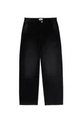 Pantalón jean negro de tiro medio, corte recto y estilo skater.