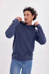 Buzo azul de punto con capucha y mangas largas.