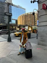 Bolso tipo tote de cuero tejido a mano con diseño a cuadros en color negro y tostado.