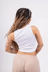 Top corto color marrón topo, de corte ajustado y breteles anchos.