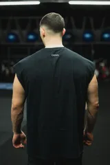 Musculosa negra de algodón con corte amplio y sisas grandes. Estampado con serigrafía en la espalda con la palabra "GAINS".