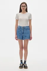 Remera blanca de manga corta y cuello redondo. Corte ajustado al cuerpo.